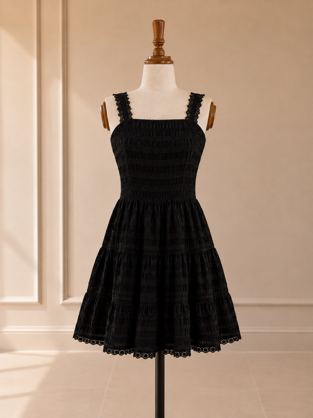 Vestido Mariana color negro en maniquí, vista frontal
