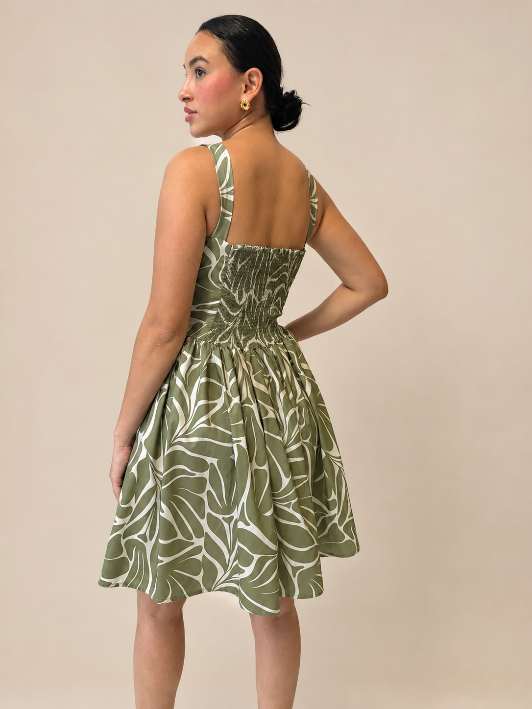 Modelo usando el vestido Gabi en verde eucalipto, vista trasera