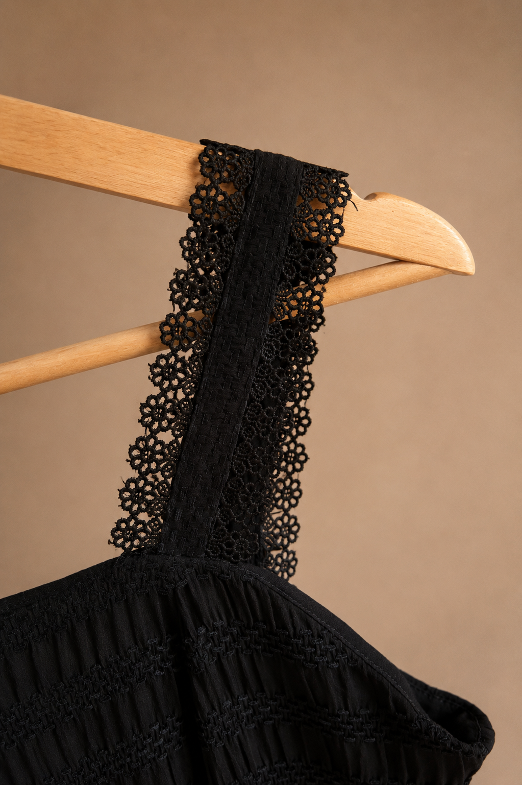 Detalle de la correa en encaje del vestido Mariana color negro