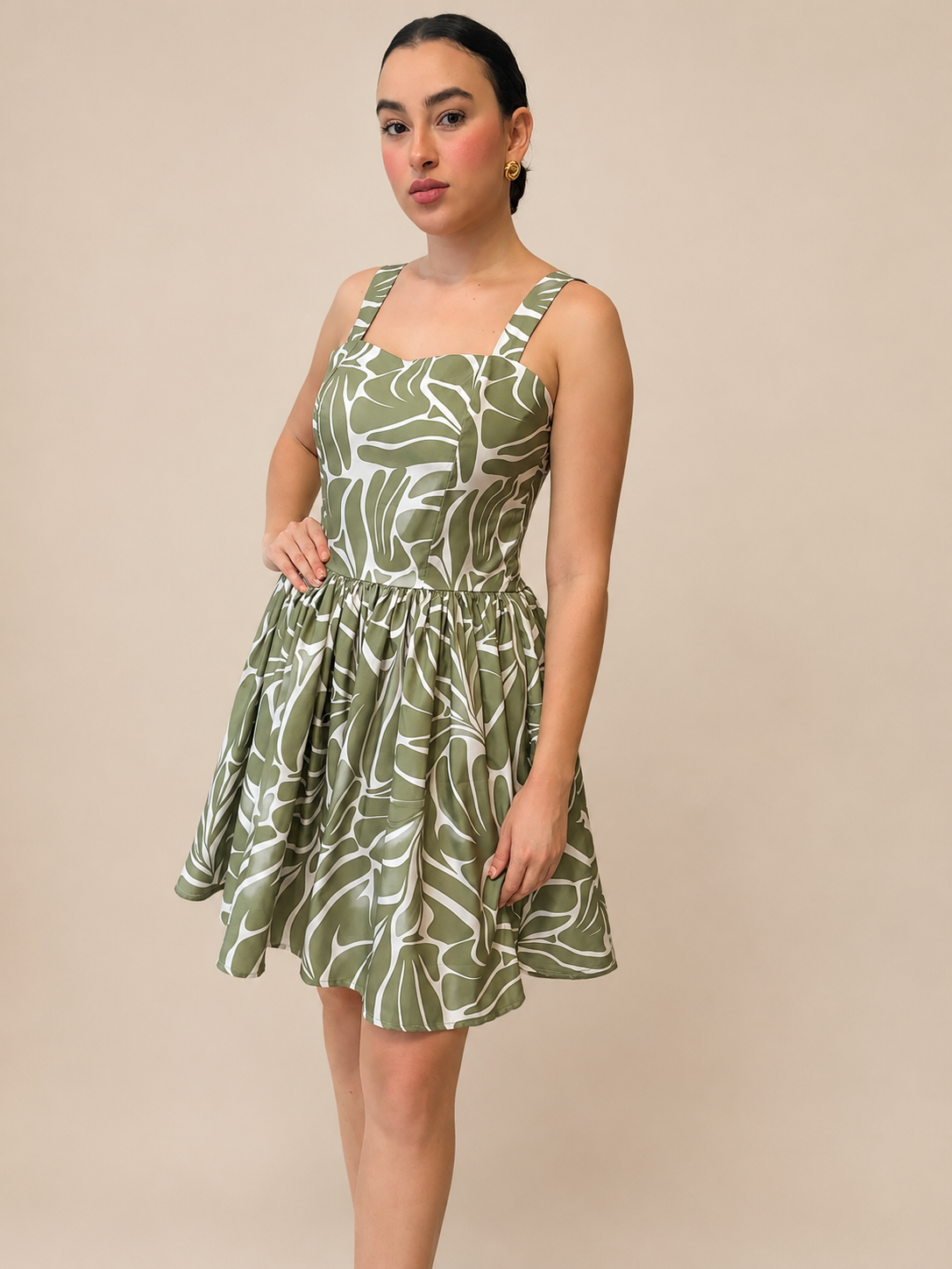 Modelo usando el vestido Gabi en verde eucalipto, vista frontal