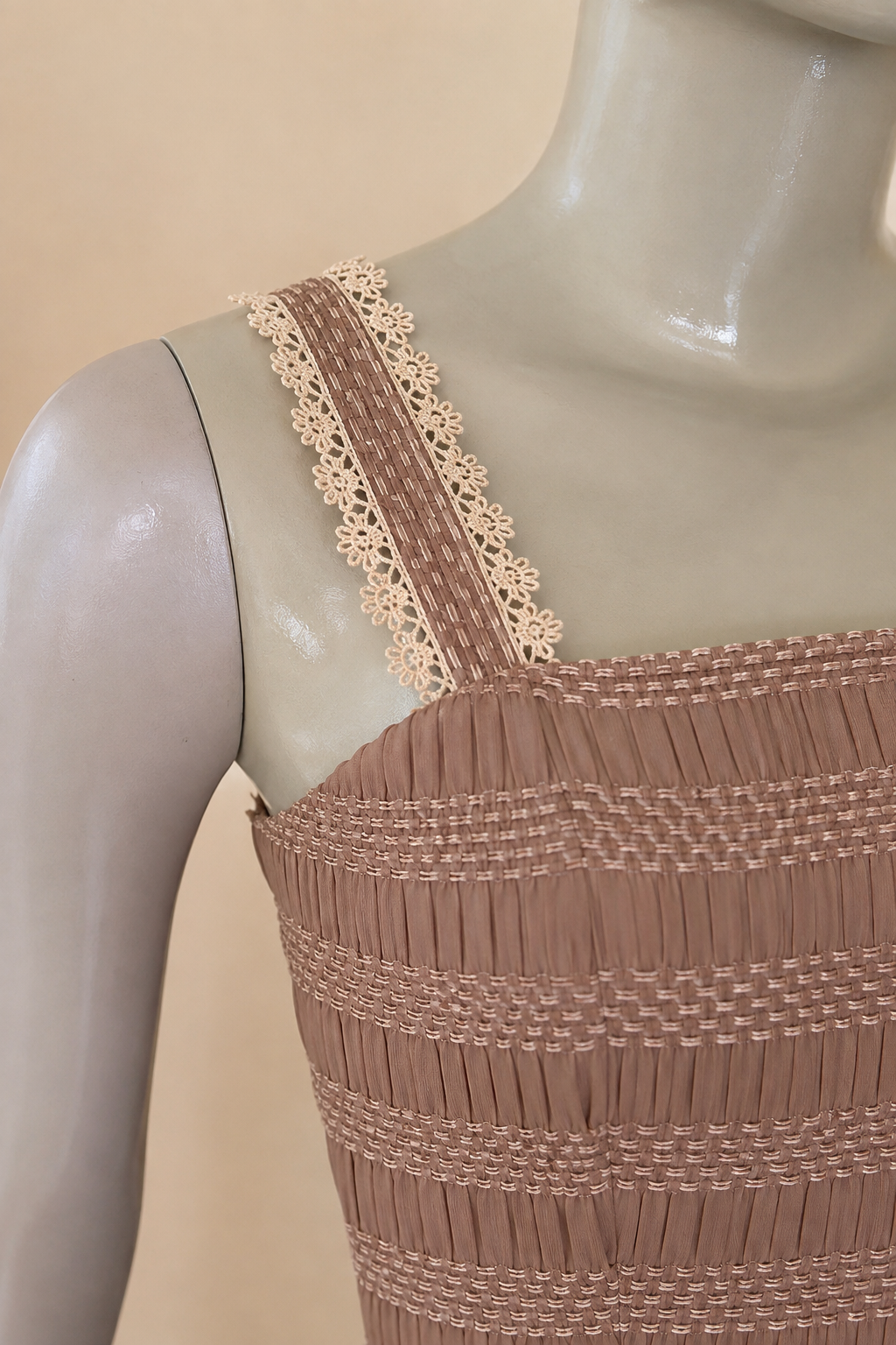 Detalle de la correa en encaje del vestido Mariana color café claro