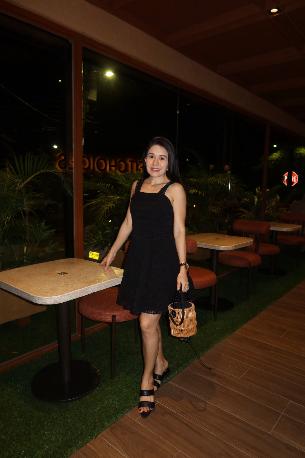 Modelo usando el vestido Mariana color negro, vista frontal
